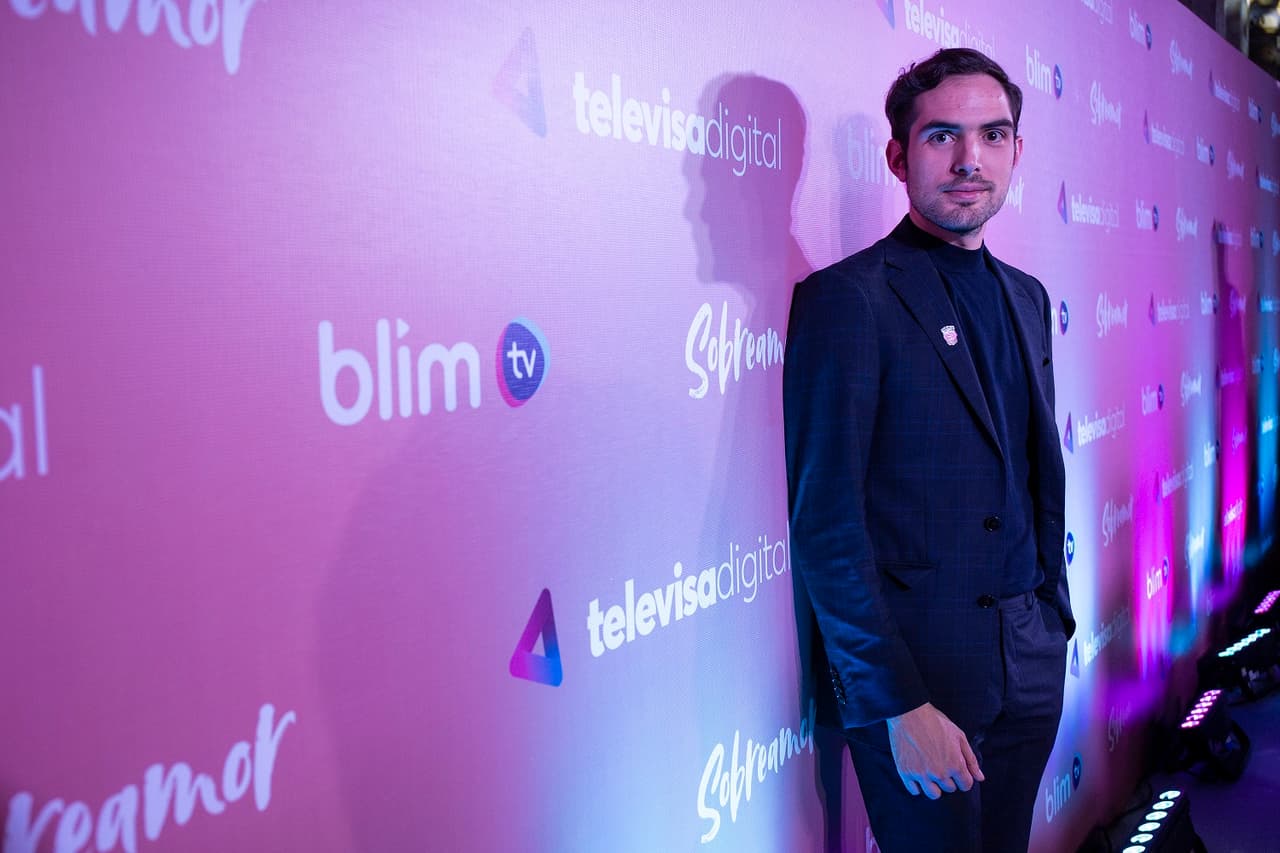 Daniel Zorrilla es el escritor y director de 'Sobreamor', en entrevista con Las Estrellas compartió qué inspiró la serie: "El amor es un tema que a todos nos interesa, que a todos nos agobia, a todos nos da miedo y por eso es que queremos hablar de él”.