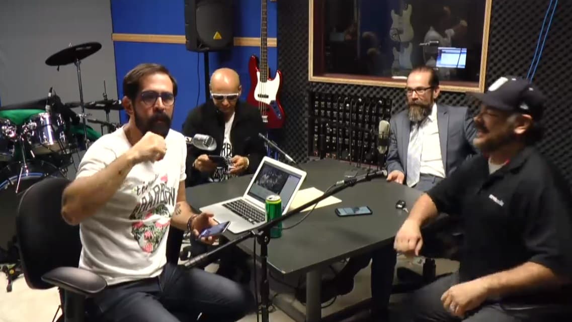 Charlie reapareció al lado de su compañero Elías Cervantes