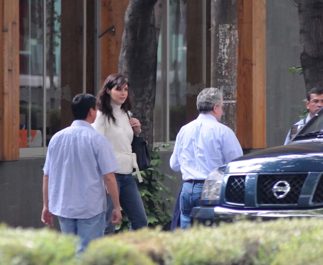 Velasco estudió en la Universidad Anáhuac y años después comenzó a trabajar en la Suprema Corte de Justicia de la Nación como directora de área. Aproximadamente hace 16 años, en 2005, Velasco, de entonces 29 años de edad, comenzaría una relación con el político, quien tenía 53 años y ya era padre de cuatro hijos, incluyendo a Constanza, quien fue el resultado de un fugaz romance con la protagonista de 'Corazón Salvaje'.