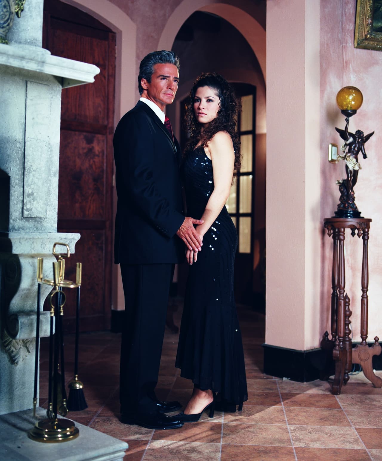 Alessandra Rosaldo dio vida a ‘Paulina Almazán’, quien se convirtió en la rival de ‘Leonora’ y René Casados encarnó a ‘Juan Carlos Orellana’.
