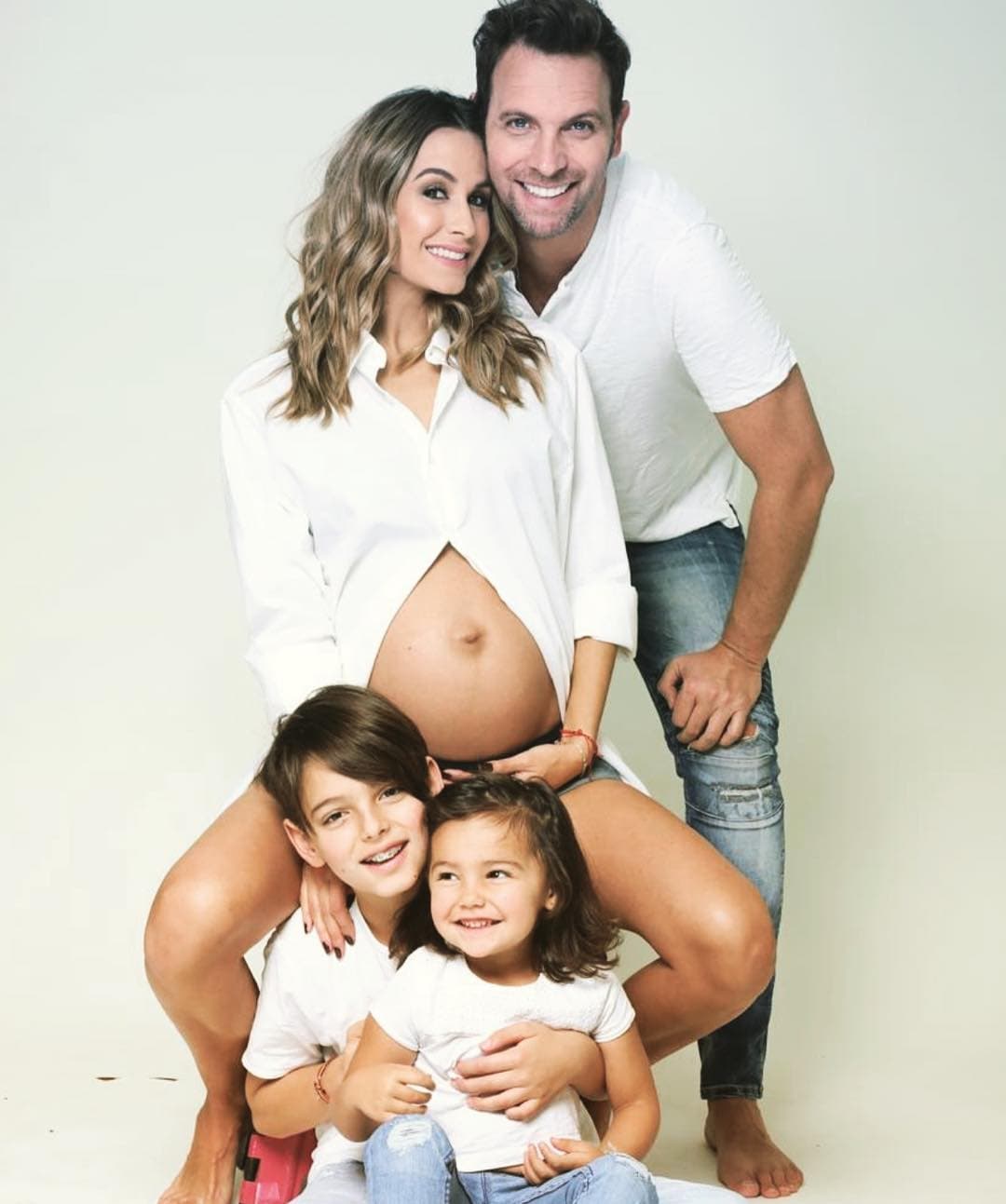 “¡La familia crece! Con mucha alegría compartimos con ustedes que estamos esperando un bebé. Aún no sabemos el sexo y nos da igual. Estamos muy agradecidos con la vida y Dios por este angelit@ que nos mandó y estamos listos para llenarlo de amor”, aseguró.