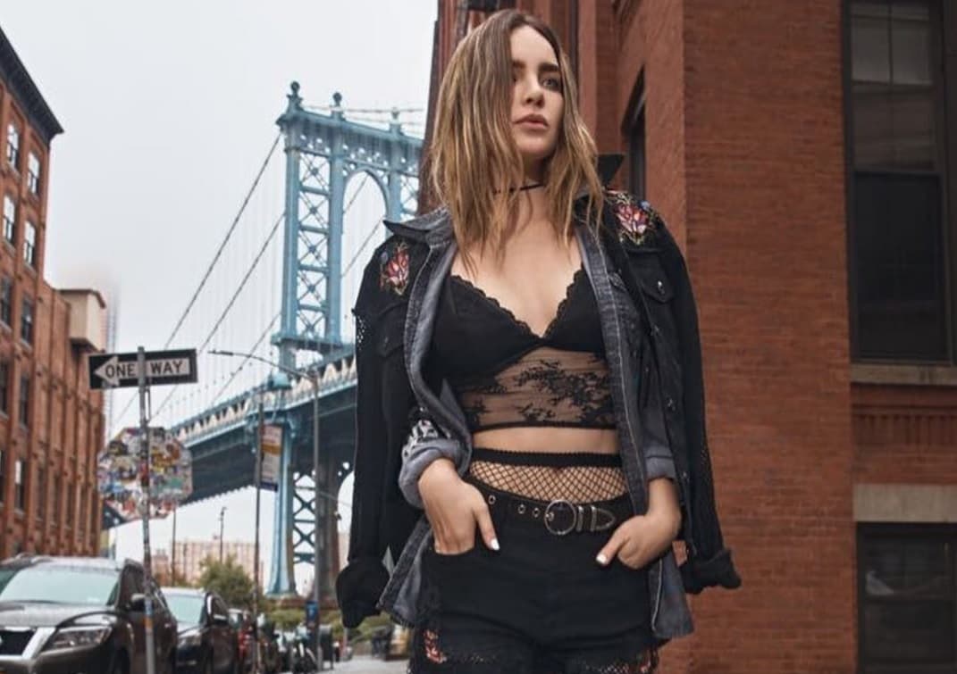 Belinda se muestra atrevida y topless