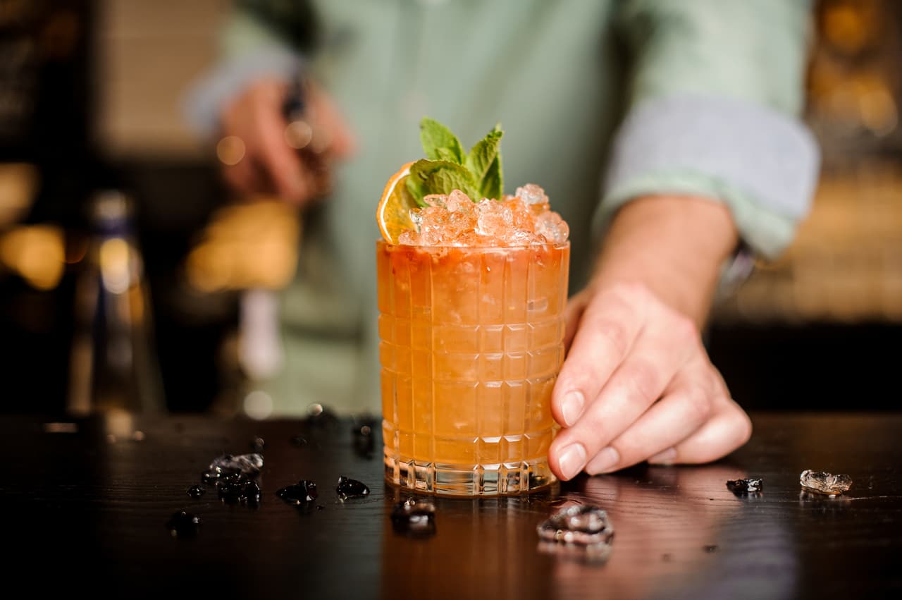 Alcohol. Al ser una sustancia que el cuerpo no metaboliza con facilidad, provoca resequedad en la piel y favorece el envejecimiento prematuro.