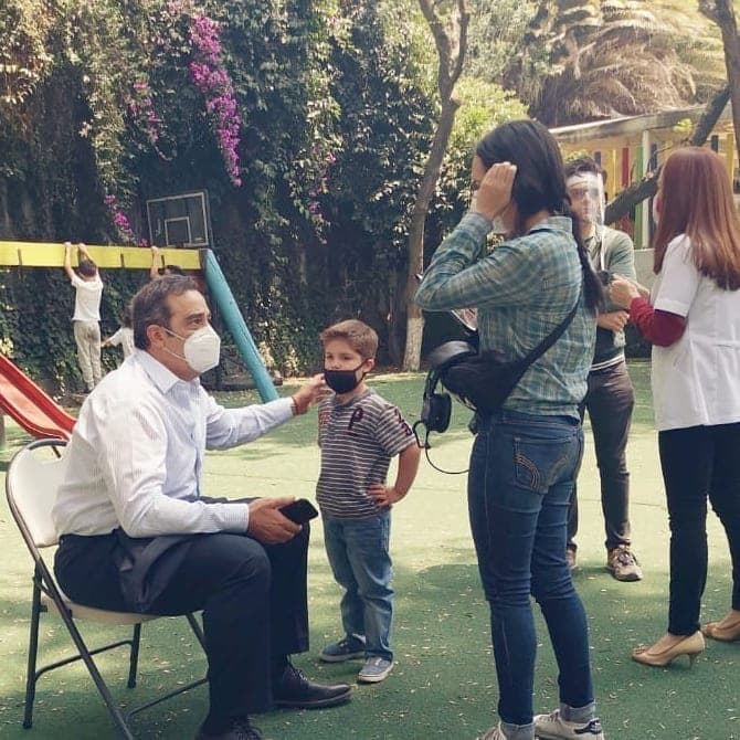 En la misma red social, Leonardo compartió un tierno mensaje sobre cómo es volver a estar con sus compañeros de elenco. “Seguimos trabajando, pero con tan bellas personas no es trabajo. Qué felicidad de hacer esto nuevamente y poder estar con ustedes”.