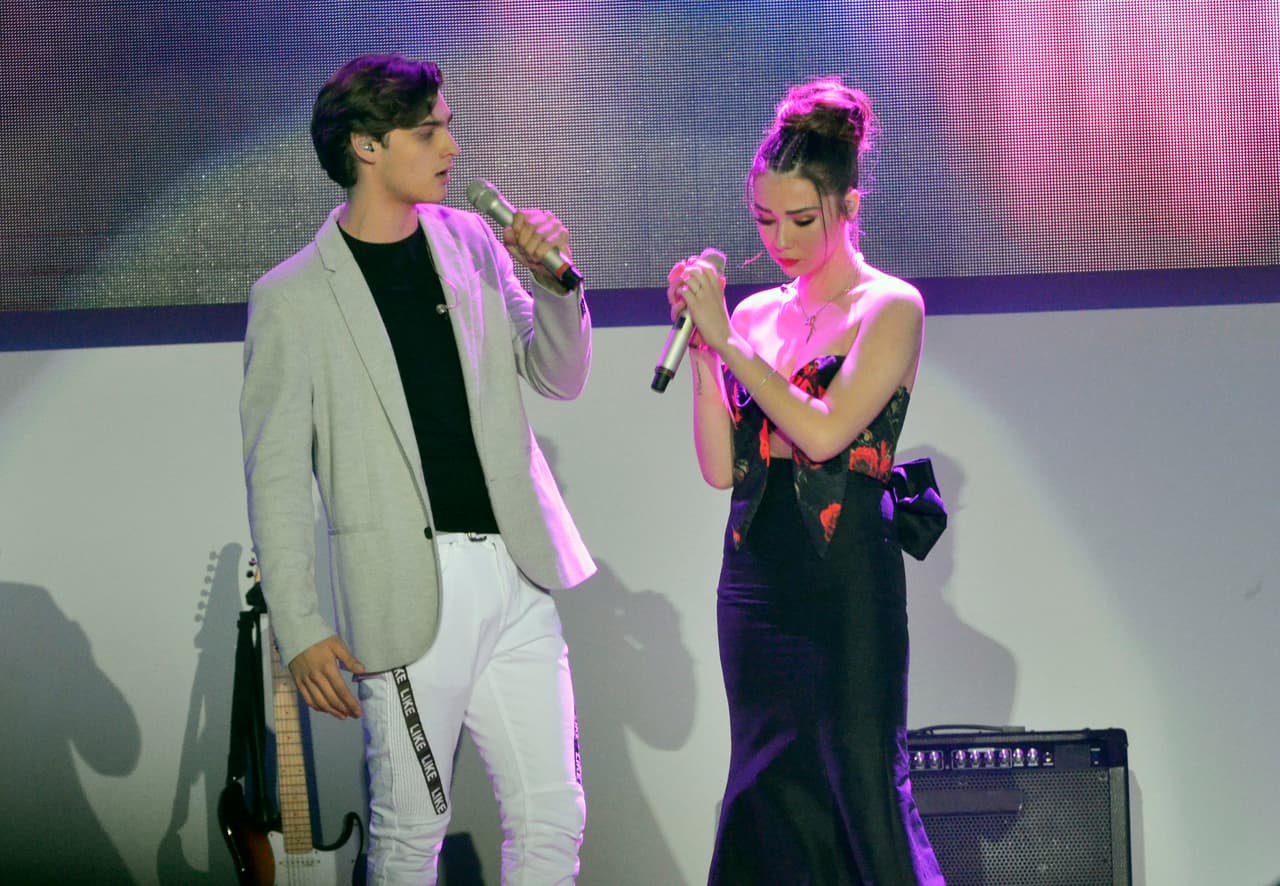 Roberta Damián y Santiago Achaga cantaron un tema más romántico