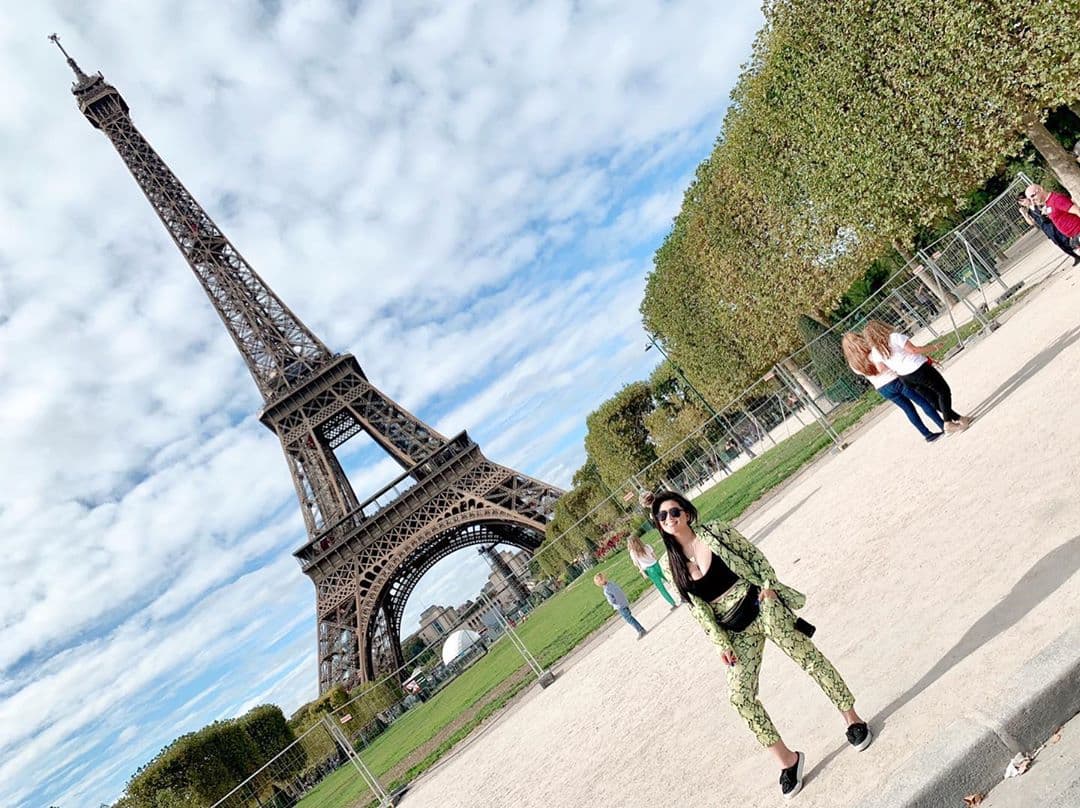 “Me siento emocionada, ¿y tú?”, compartió la conductora, posando una vez más frente a la Torre Eiffel.