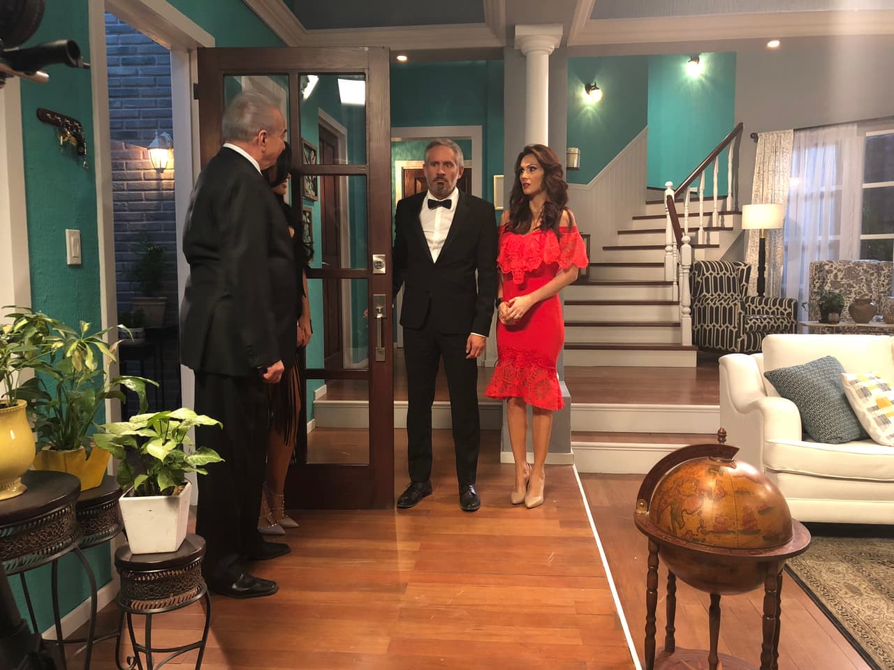 El padre de Diana presenta a Lucy como su prometida.
