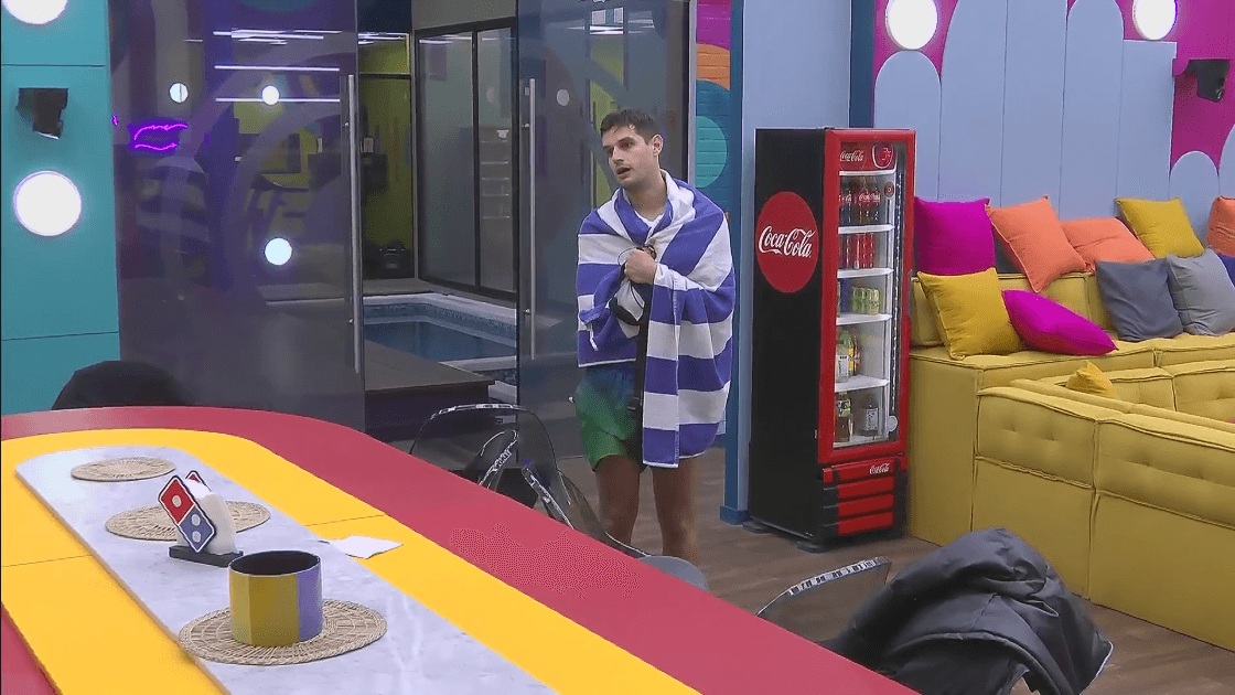 Adrián Marcelo se sorprende al saber que lo han visto desnudo