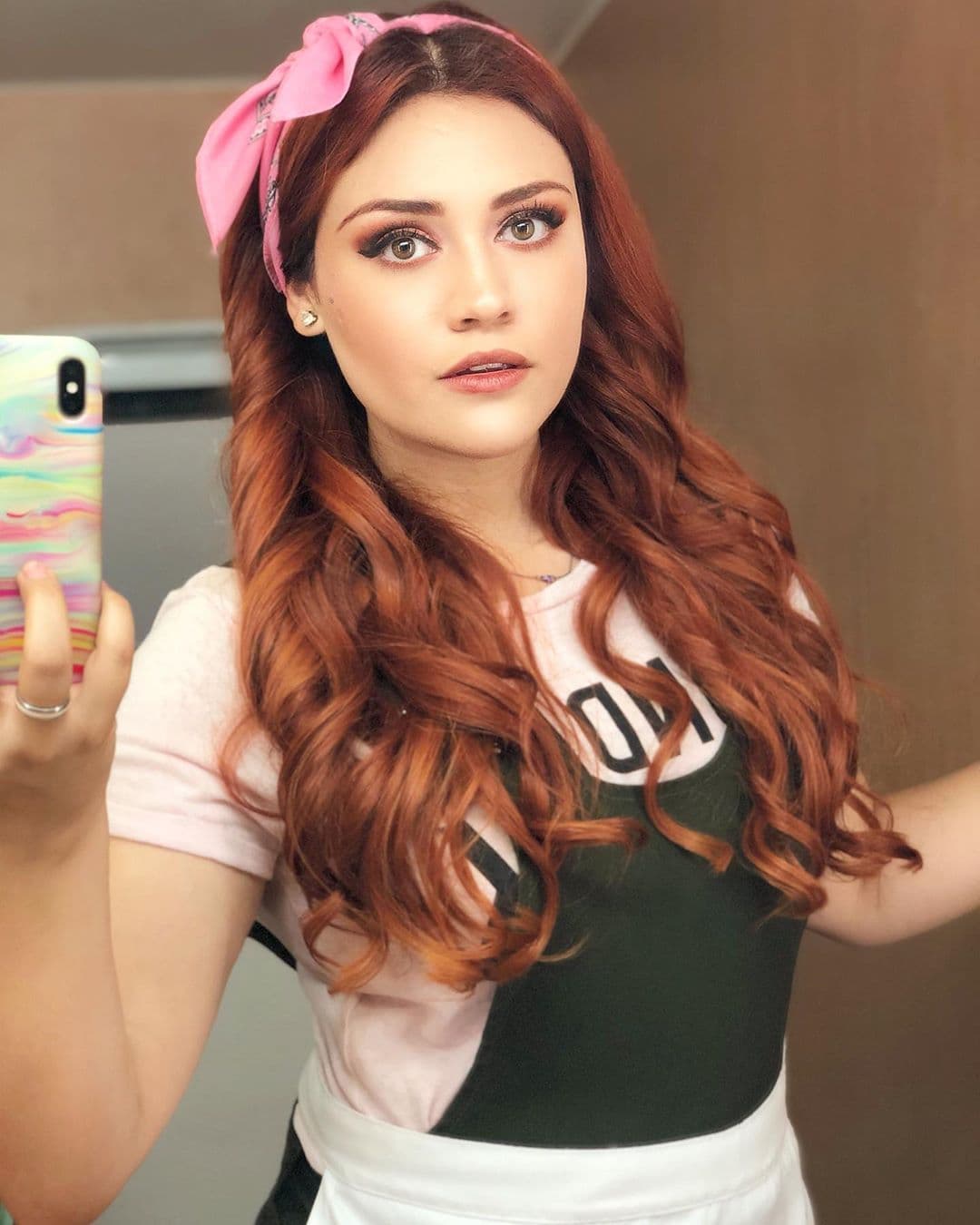 Los accesorios son lazos para el cabello que luce ahora con caireles bien definidos.