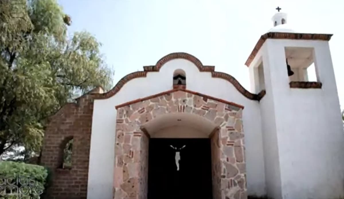 En el rancho ‘Los Tres Potrillos’ hay una capilla, en la cual caben hasta 120 personas y que ha fungido como escenario para el bautizo de varios miembros de la dinastía Fernández; la silueta del cristo de la entrada fue diseñado por el cantante.