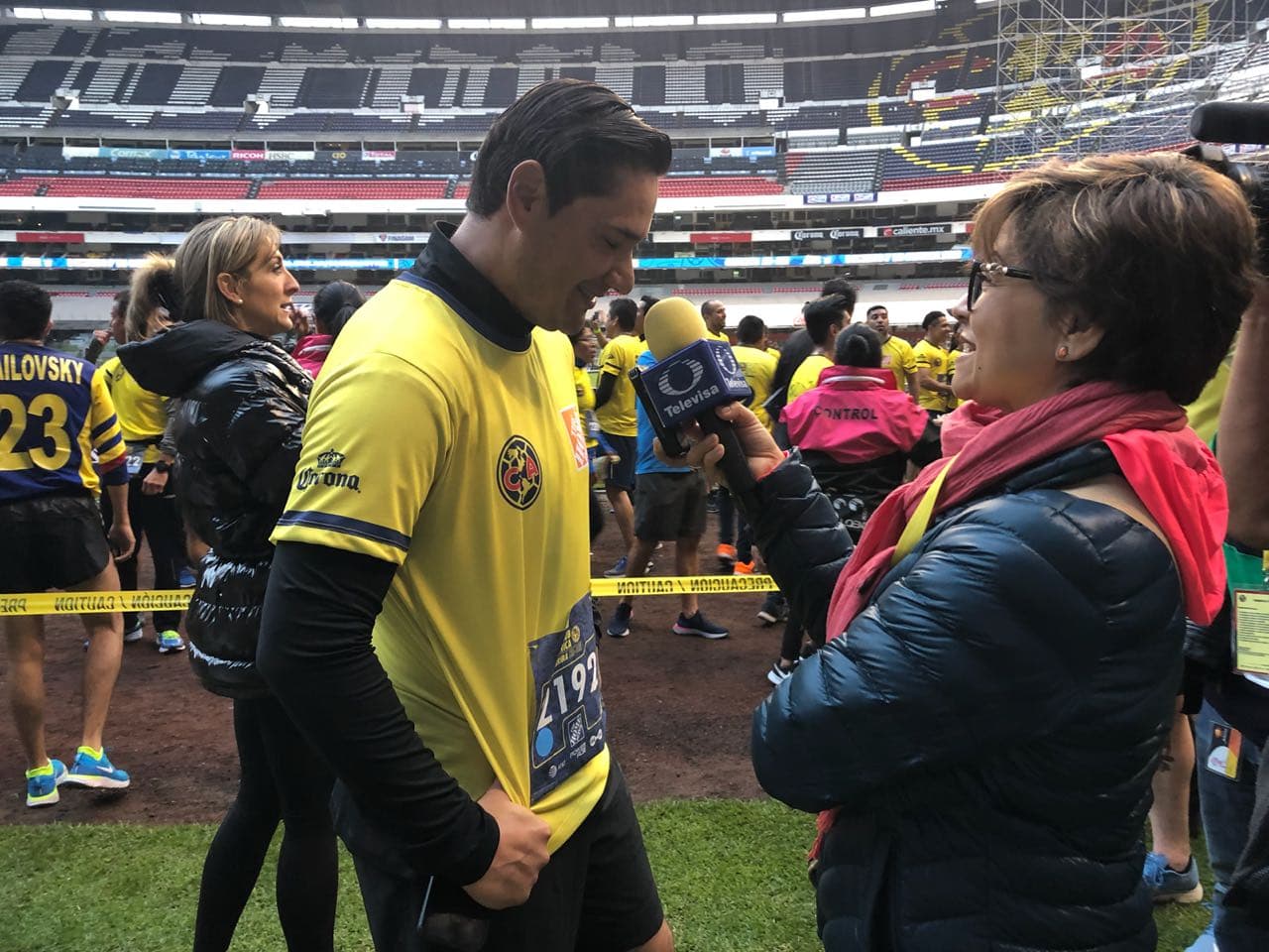 El ex futbolista Moisés Muñoz portó con orgullo la camiseta amarilla de la Carrera Club América