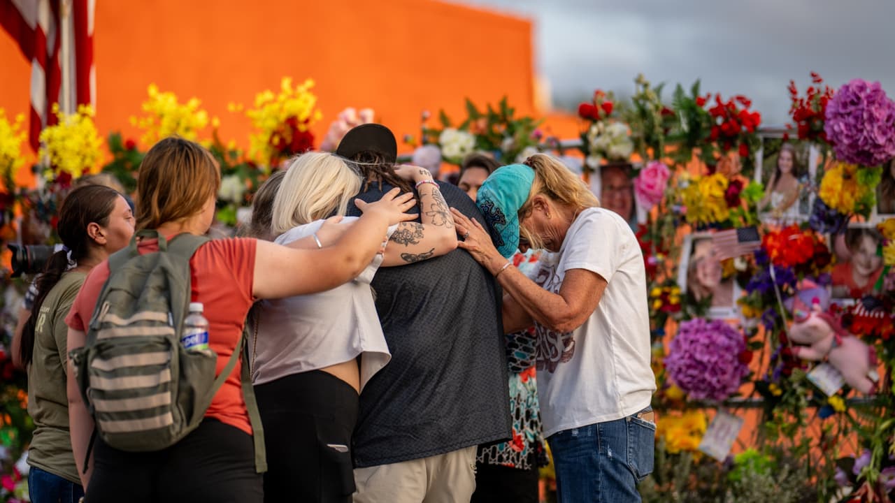 Kerrville recibe a decenas de personas para honrar a las víctimas de la devastadora inundación