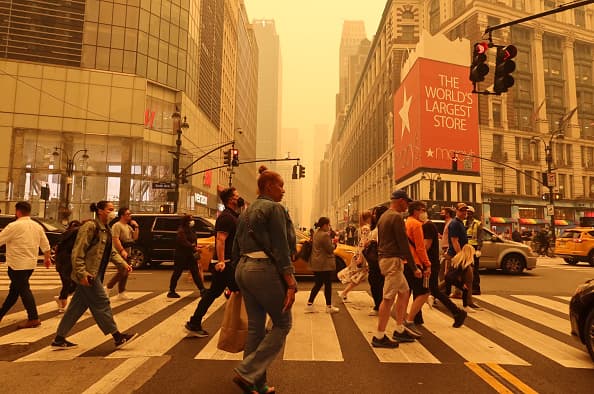 Gente de Nueva York comparte impactantes imágenes de niebla naranja e inundan redes sociales