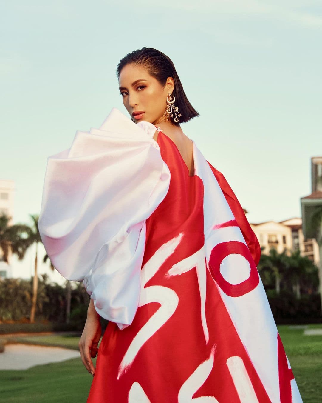 Miss Singapur, Bernadette Belle Ong, caminó por la pasarela con un atuendo inspirado en los colores de la bandera nacional de Singapur antes de dar la vuelta para desvelar un llamado a: “detener el odio a los asiáticos”.