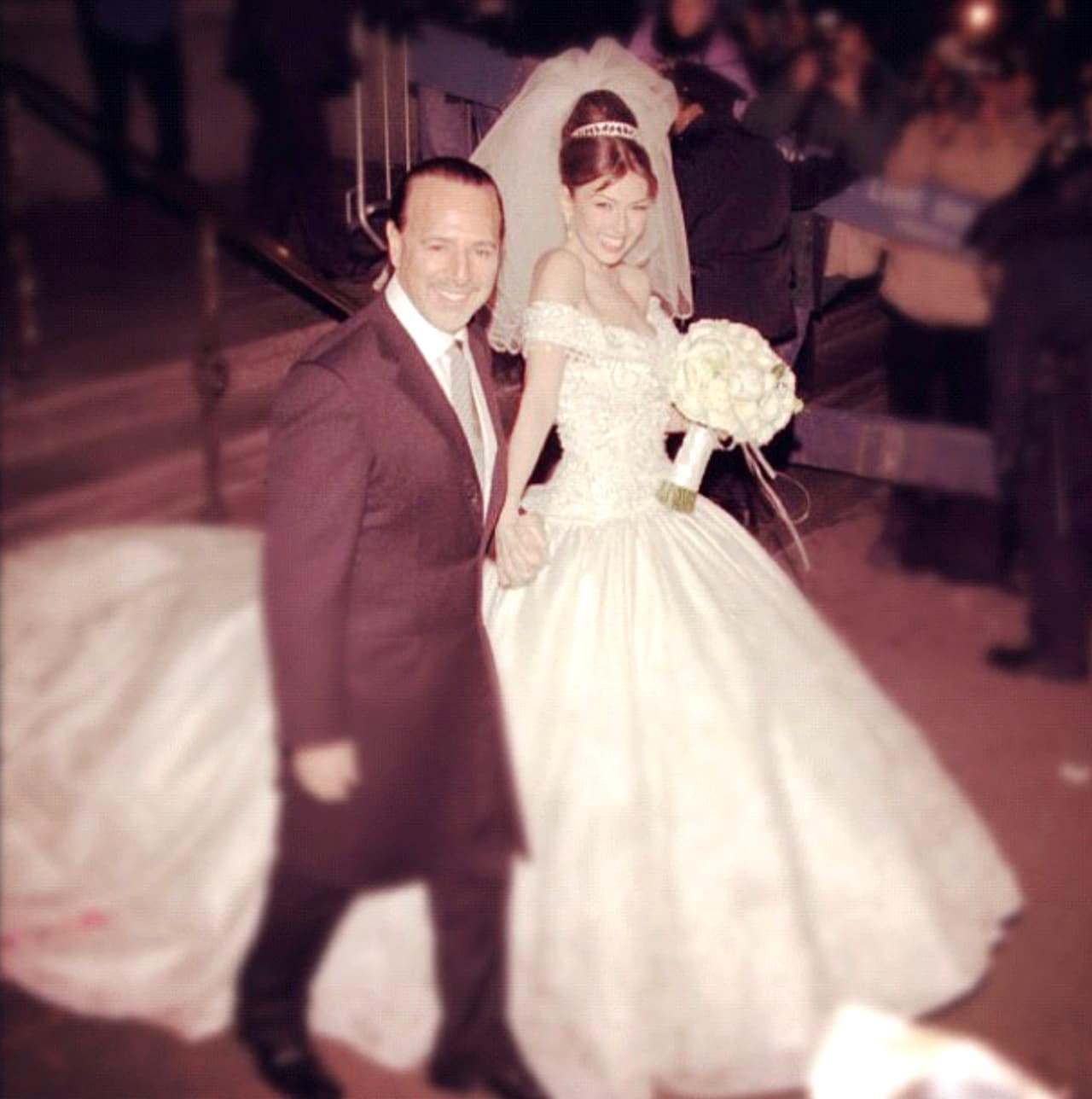 Thalía celebró sus 17 años de casada con un video en sus redes sociales.