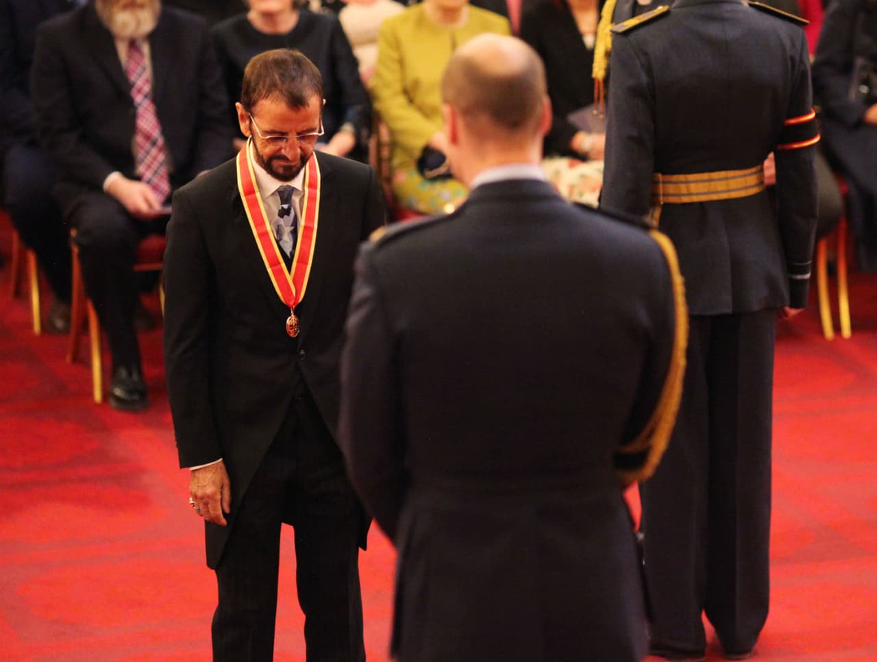 Recibió este honor por parte del Príncipe Guillermo en el Palacio de Buckingham.