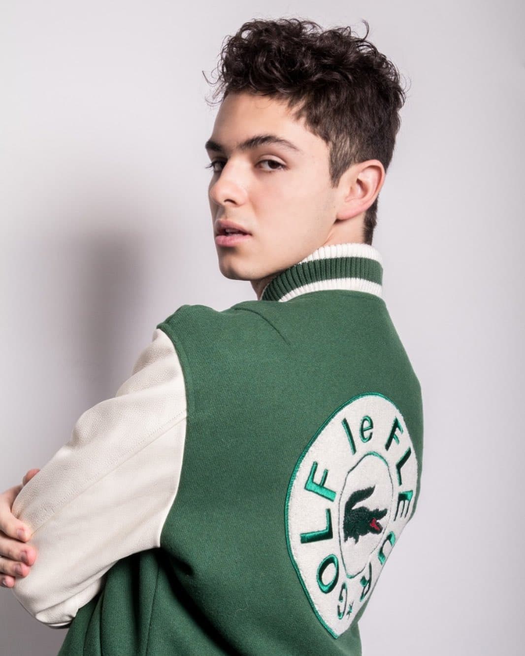 A través de Instagram, la revista compartió otras imágenes de Joaquín, donde luce un jersey verde que ha desatado comentarios positivos en redes sociales, destacando los mensajes “no puedo con lo perfecta que es esta foto”, “eres un ícono precioso, te amo mucho”, “perfección”, “el poder que tiene de transmitir lo que él quiera” y “estoy muy orgullosa de él”.