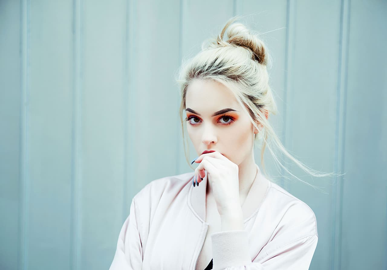¿Conoces los riesgos de amarrar tu cabello muy fuerte?