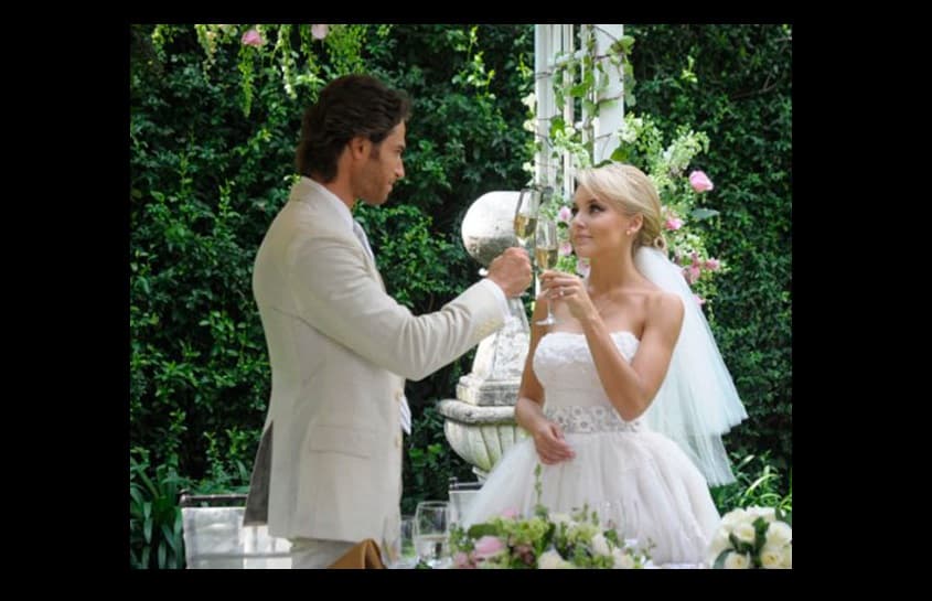 En la telenovela ‘Lo que la Vida me Robó’, Angelique Boyer se casó tres veces, dos con Sebastián Rulli y una con Luis Roberto Guzmán. La primera ocurrió cuando ‘Montserrat’ se casa con ‘Alejandro’ (Rulli) por engaños de su familia, pues ella pensó que su amor de juventud ‘José Luis’ (Luis Roberto) la había abandonado.