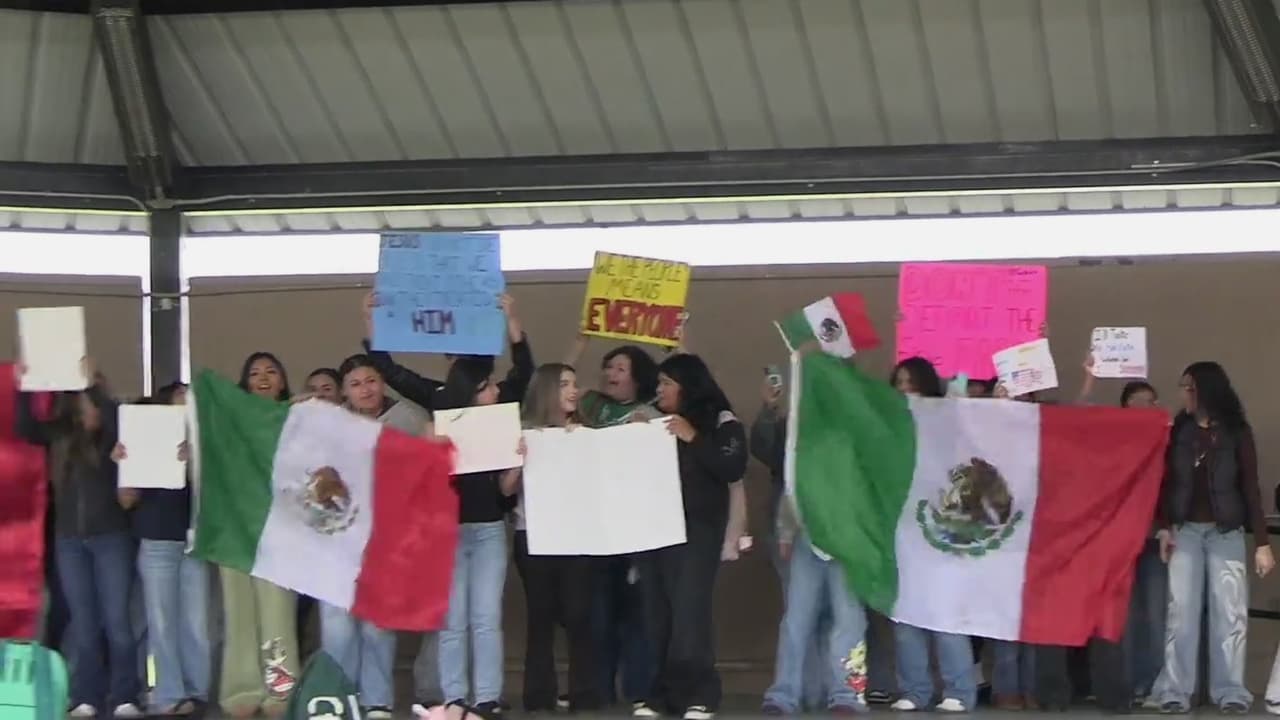 Estudiantes de preparatoria protestan contra de las acciones de ICE en Mendota