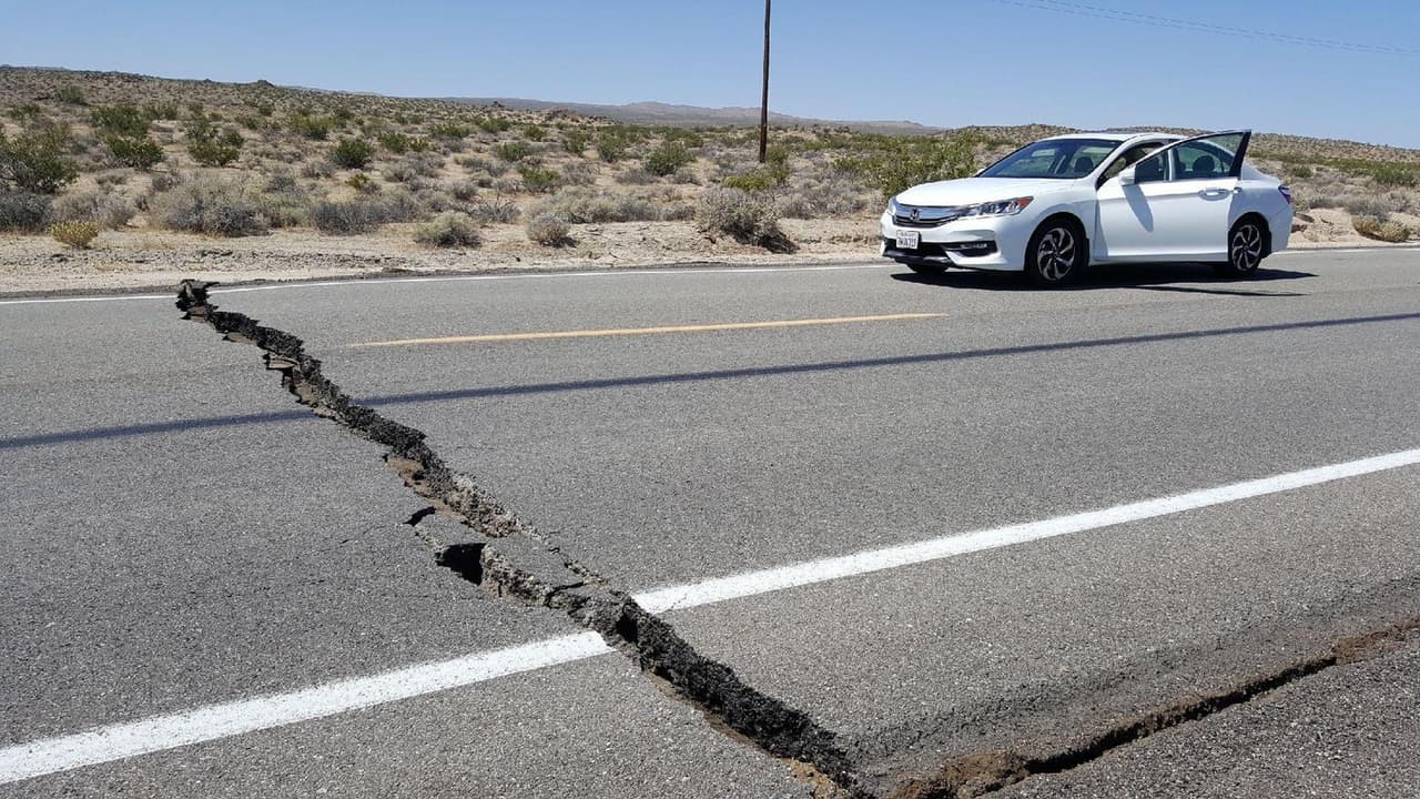 Grieta de 4 pulgadas se observa en la autopista 178, en el Condado de San Bernardino.