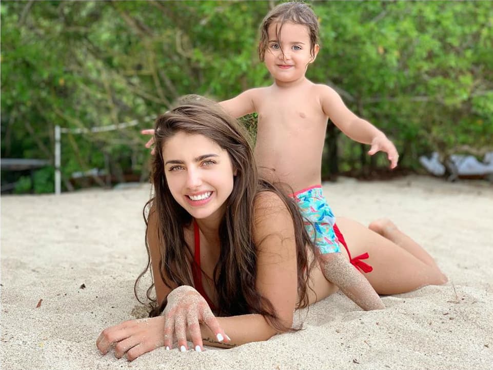 Tras aparecer con el brazo enyesado, hijo de Michelle Renaud recibe amorosa dedicatoria de la actriz