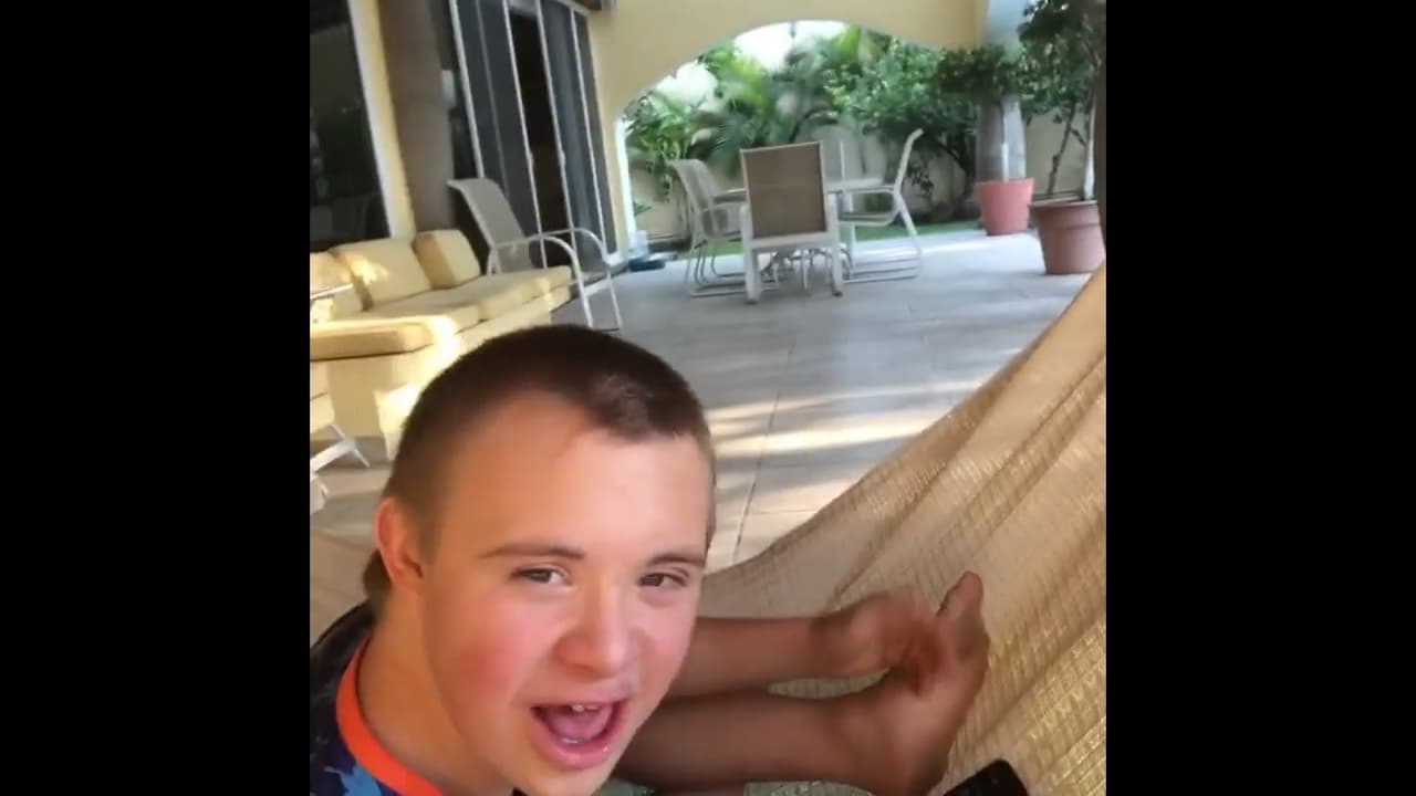 Junto a su hijo Luciano, la actriz ha presumido el jardín que tiene, donde hay un comedor para exteriores.