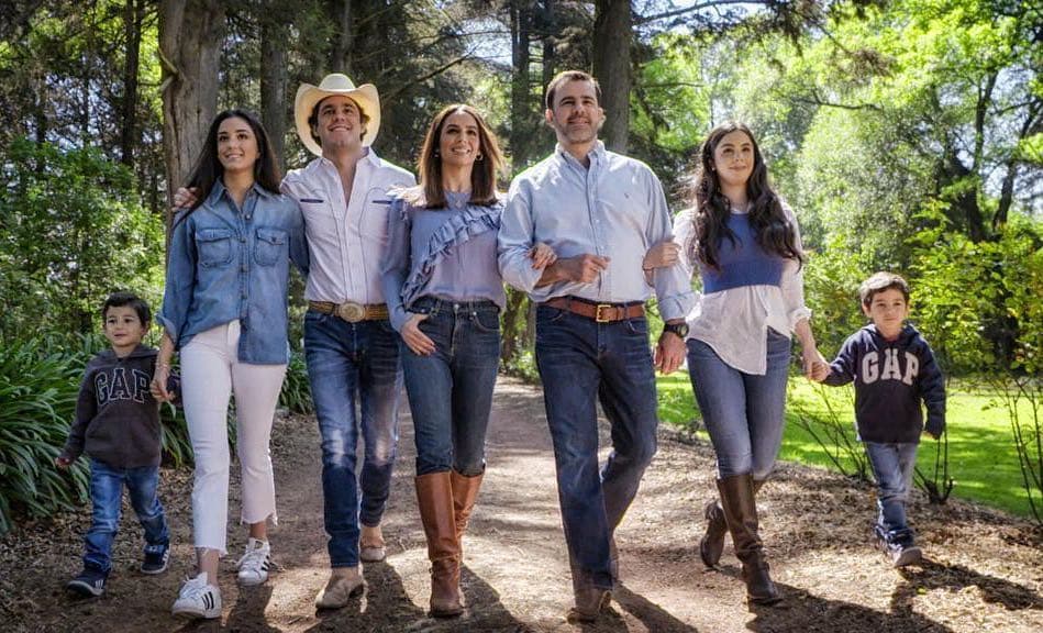 Eduardo Capetillo ha demostrado en sus redes sociales lo orgulloso que está de tener un gran familia al lado de su esposa Bibi Gaytán.