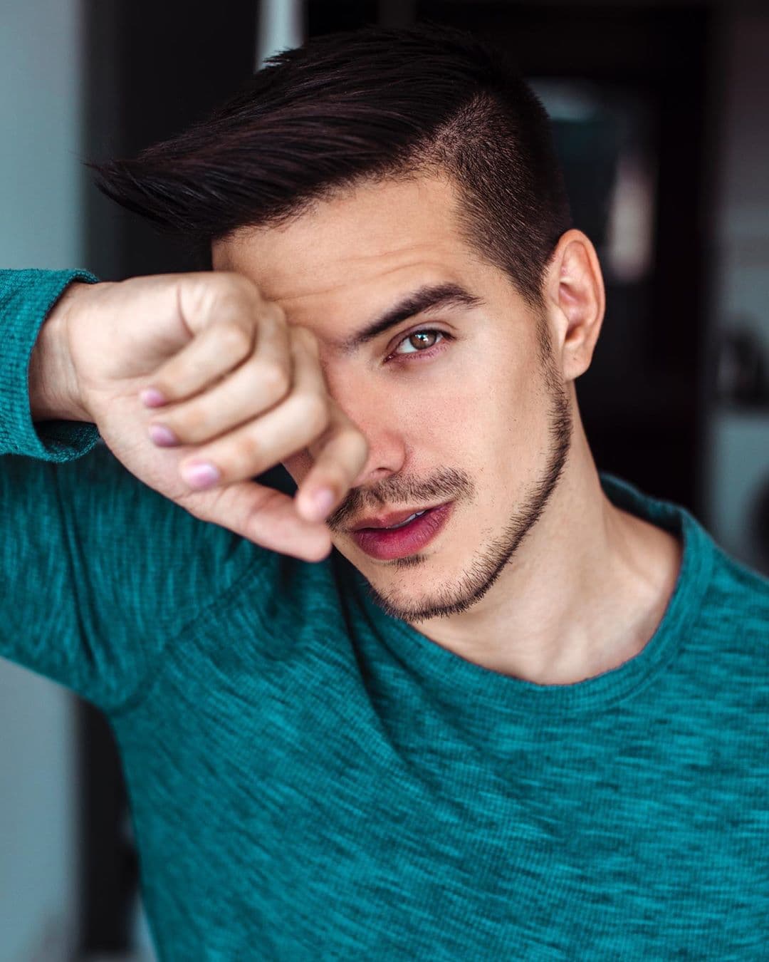 Aunque ni Vadhir, ni la originaria de Ciudad Victoria Tamaulipas han confirmado o negado la relación, hace unos días, el hijo que el comediante mexicano tuvo con Silvana Prince confirmó que estaba en una relación y que comenzó a creer nuevamente en el matrimonio.