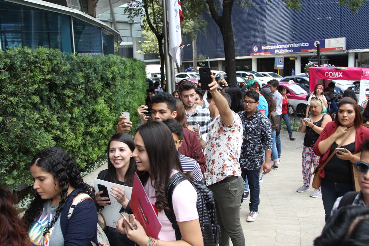 Un grupo de fans lo esperaba fuera de su hotel en Paseo de la Reforma.