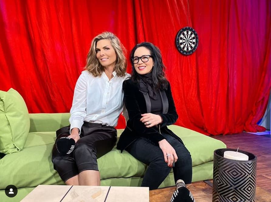 Montserrat y Yolanda confiesan que se besaron en su primera cita al narrar su historia de amor