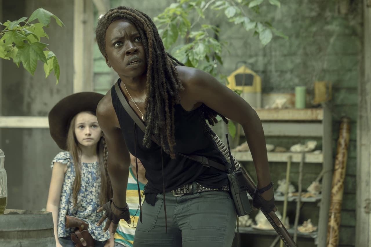 Cailey Fleming y Danai Gurira en 'The Walking Dead'