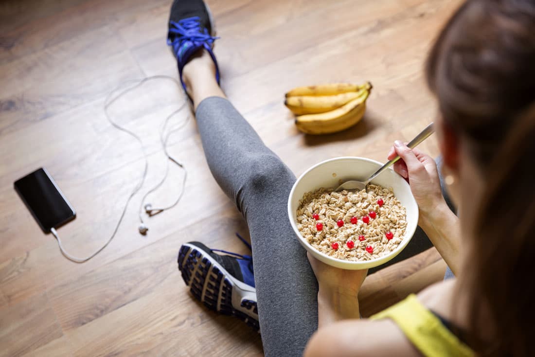 “La principal ventaja de la avena es la fibra. Este alimento contiene fibra soluble que regula los niveles de colesterol, triglicéridos, incluso de glucosa. Pero tal cual no tiene un efecto sobresaliente sobre la movilización de las grasas en el área del abdomen, funciona en complemento con otros alimentos”, declaró la nutrióloga.