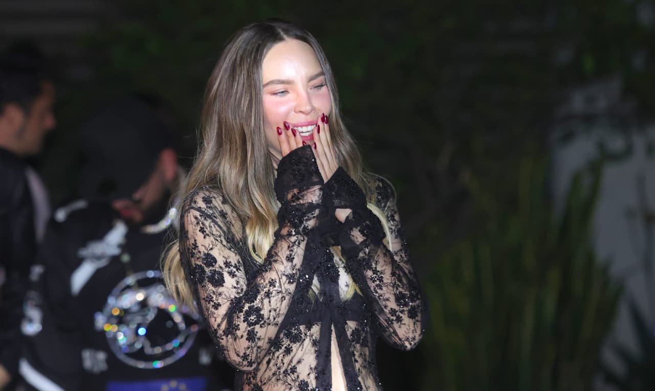 Belinda tiene descuido de vestuario durante concierto y le hace atrevida pregunta a su público