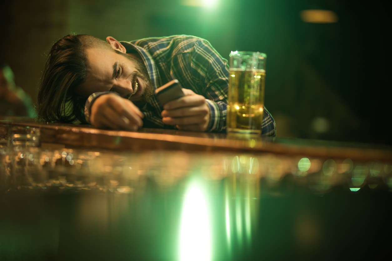 Géminis. Te enviará mensajes o llamará cuando está borracho. Podría agarrar tanto valor con el alcohol que te llevará serenata para pedirte una segunda oportunidad