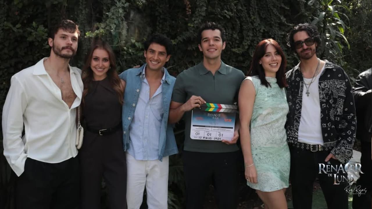 El elenco juvenil posó para la cámara.