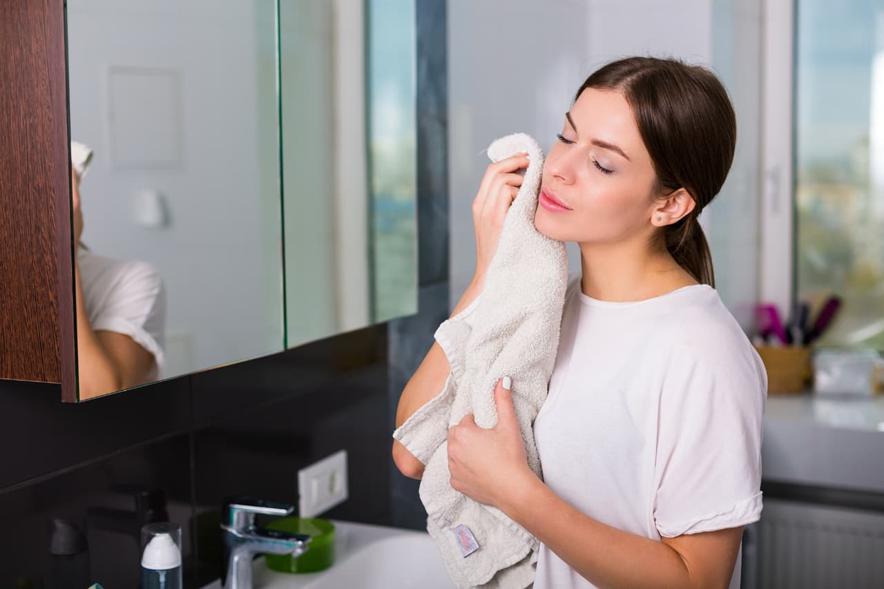 Cinco errores de limpieza facial que podrías estar cometiendo