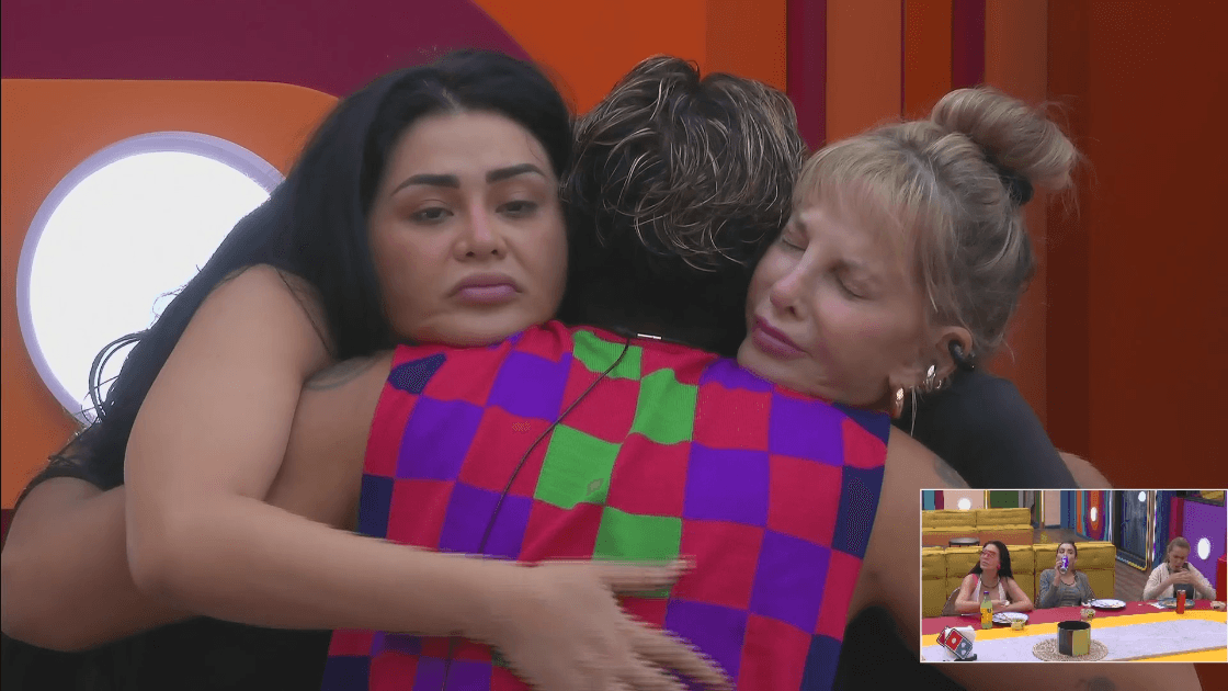 Shanik y Gomita consuelan a Ricardo