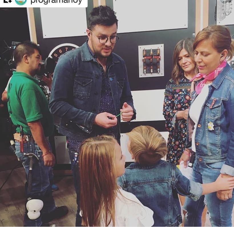 Además de cumplir con sus labores escolares, Mateo ha tenido la oportunidad de visitar, en múltiples ocasiones, el foro del programa ‘Hoy’, por ello aquí aparece el niño conviviendo con parte del staff, destacando la reacción de Paul Stanley.