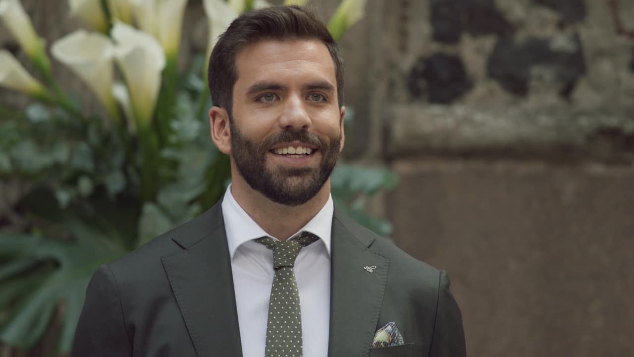 Horacio se impacta al ver a la novia llegar luciendo hermosa y resplandeciente de blanco.