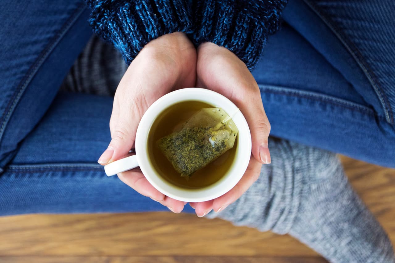 Té verde. Según expertos del Instituto de Tecnología de Israel, esta bebida elimina el mal aliento gracias a los polifenoles que contiene.