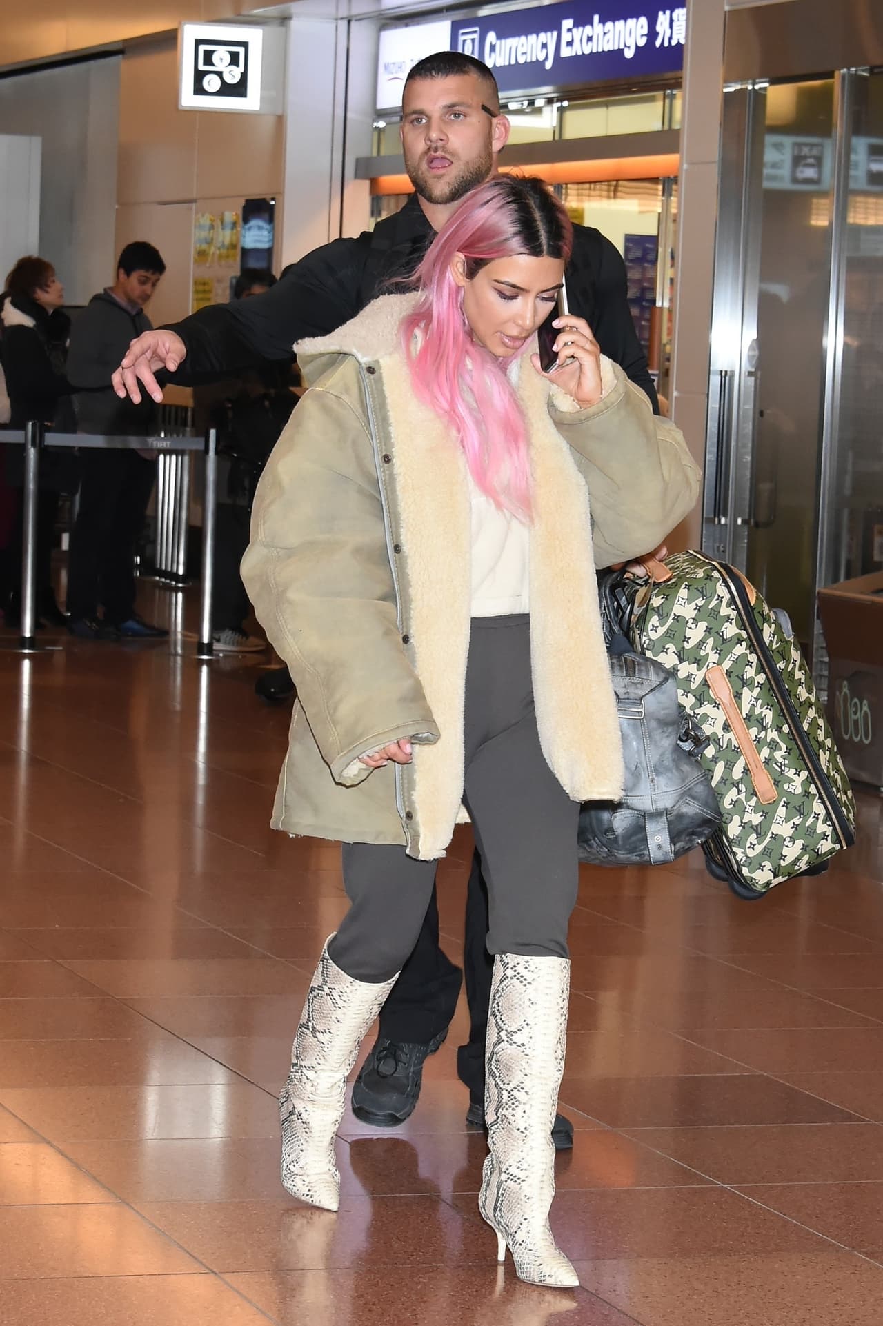 Photo © 2018 Backgrid/The Grosby Group Spain: Lagencia Grosby Tokyo, JAPAN, 26 February, 2018. Kim Kardashian, Kourtney Kardashian and Khloe Kardashian touch down in Tokyo. In spite of hours delay from the long flight from LAX, the sisters greet hardcore fans at the airport. They will shoot their reality show during their stay in Japan. Kim reveals her pastel pink hair on arrivals Pictured: Kim Kardashian, Kourtney Kardashian, Khloe Kardashian