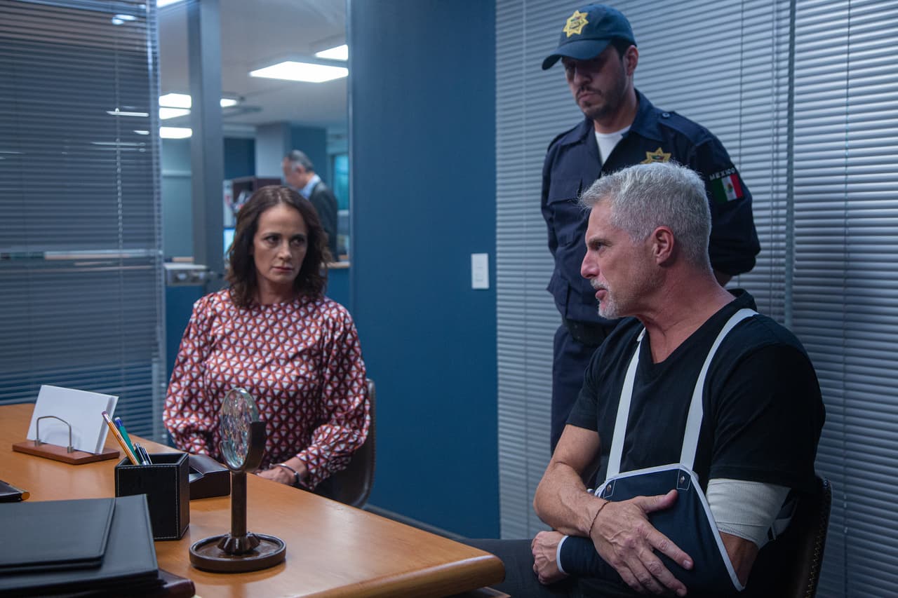 En "Contigo Sí", 'Yolanda' (Alejandra Procuna) y 'Aníbal' (Lisandro) se enfrentan en un careo ante la justicia por los delitos que cometieron.