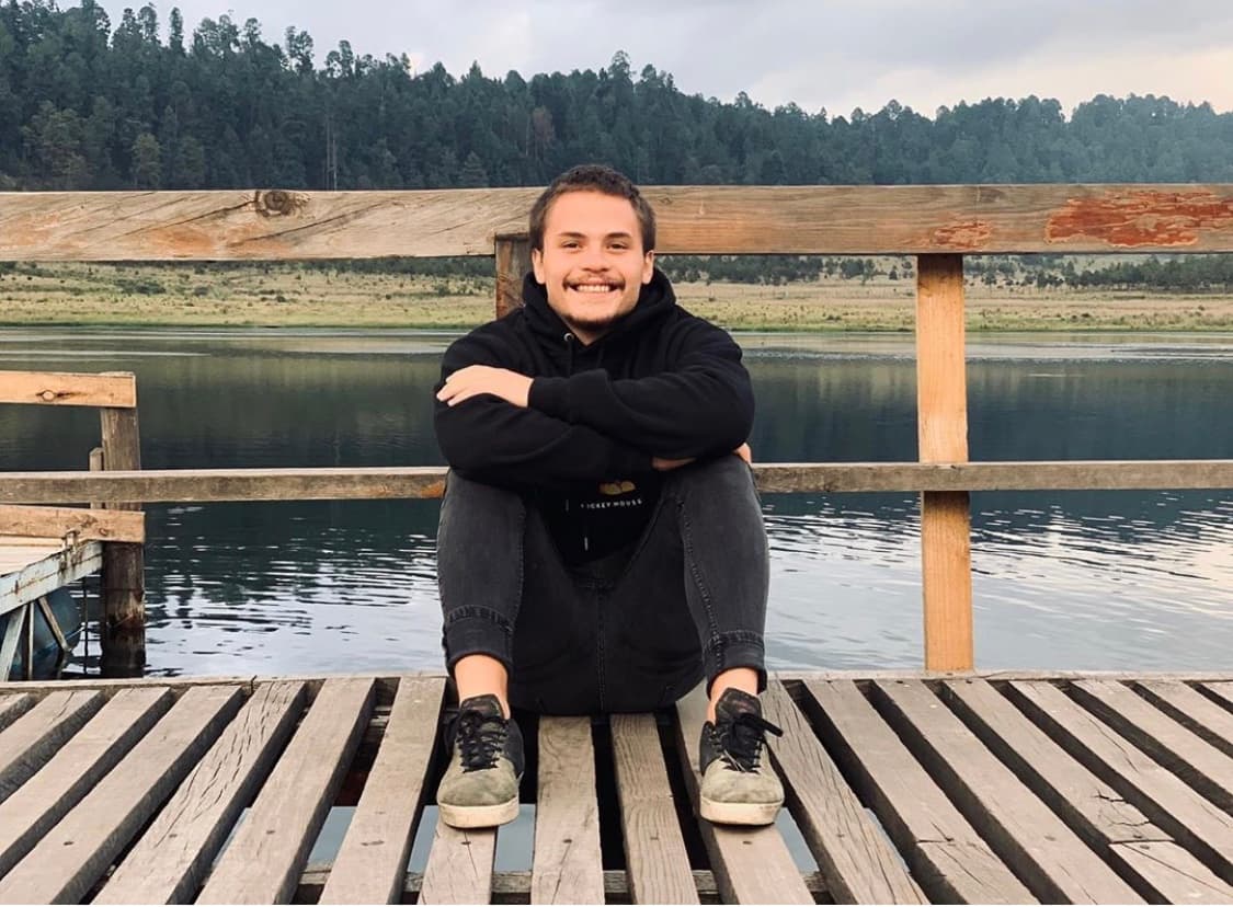 De igual manera, el joven suele publicar fotografías de los viajes y paseos que realiza con su familia y amigos.