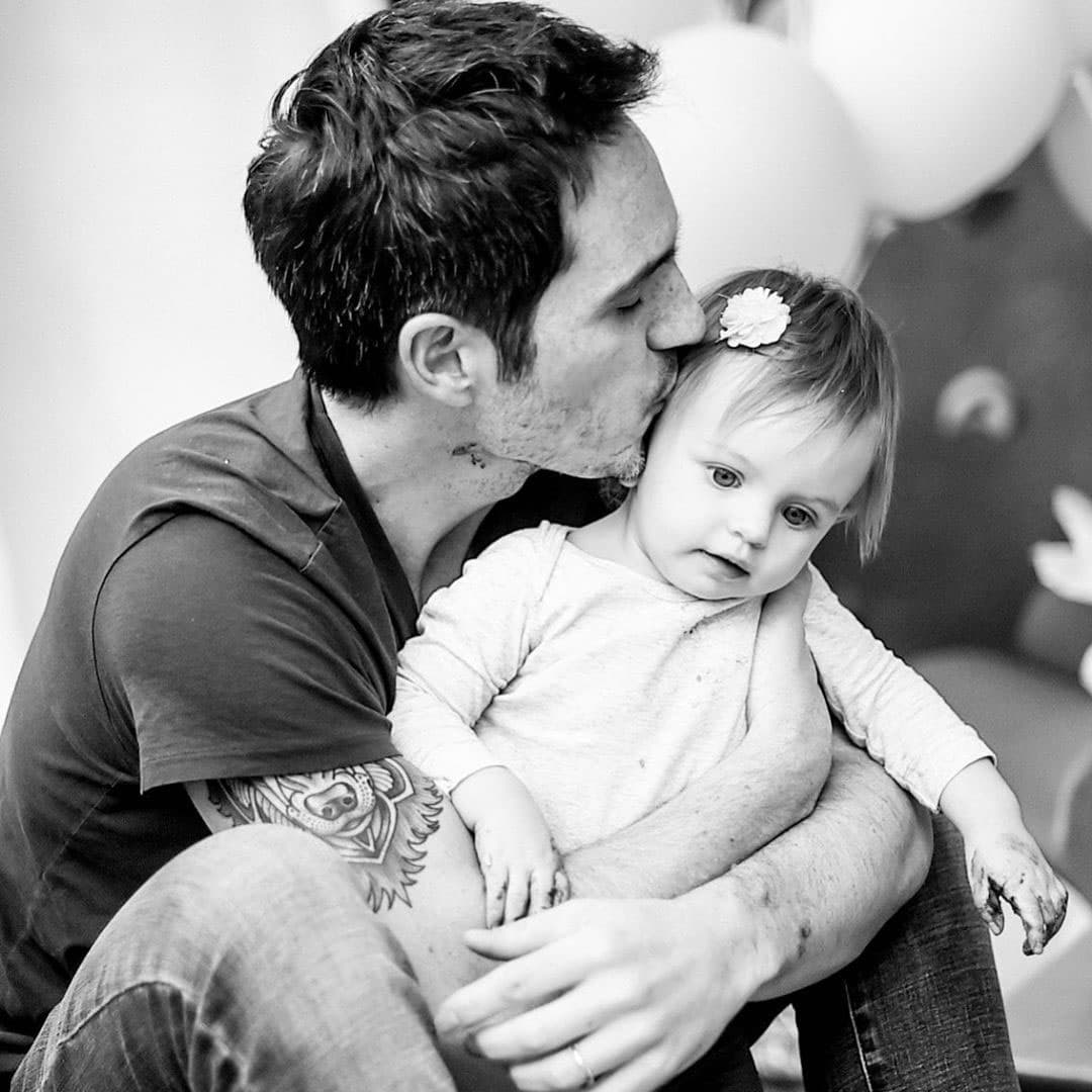 “Yo he sido testigo de cómo siempre le das a tus hijas lo más importante y menos fácil de lograr: calidad de tiempo, presencia absoluta, paciencia, estructura y amor incondicional. Y sobretodo sabes que no hay manera de educar que siendo el ejemplo en vida de cómo te gustaría que tus hijos sean en un futuro. Cuando no encuentro la solución a cómo reaccionar o ser una madre más paciente y consciente, volteo a verte y siempre veo la respuesta en tus acciones”, expresó Aislinn Derbez.