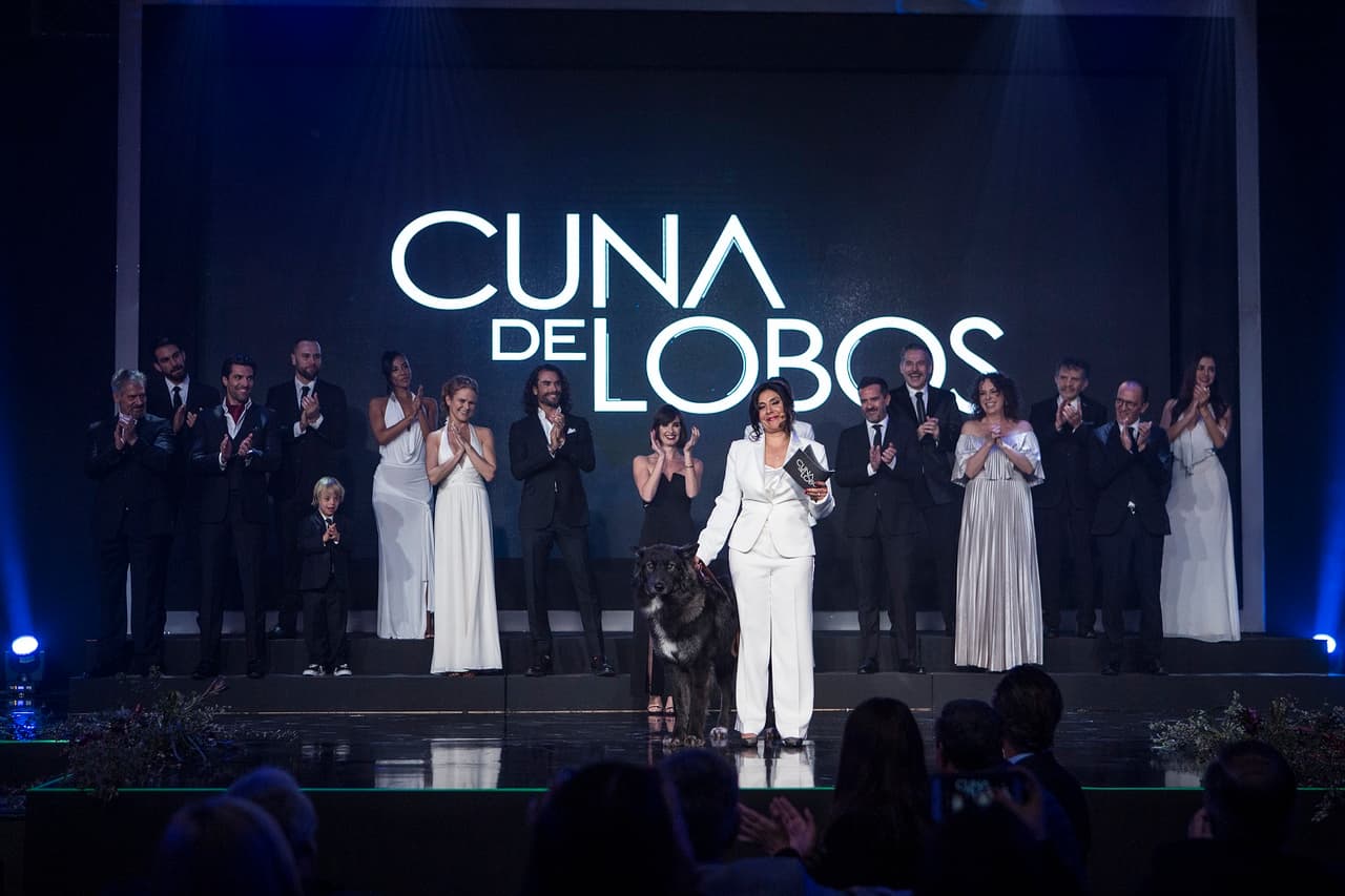 Giselle González dedicó el proyecto Cuna de Lobos a su familia, quien la apoyó a en cada momento de este proyecto.