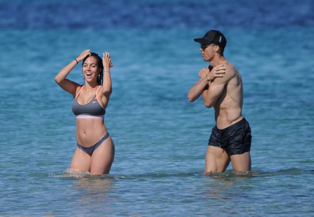 Cristiano Ronaldo y su novia Georgina Rodriguez disfrutaron de unos días en la playa (FOTO: The Grosby Group)