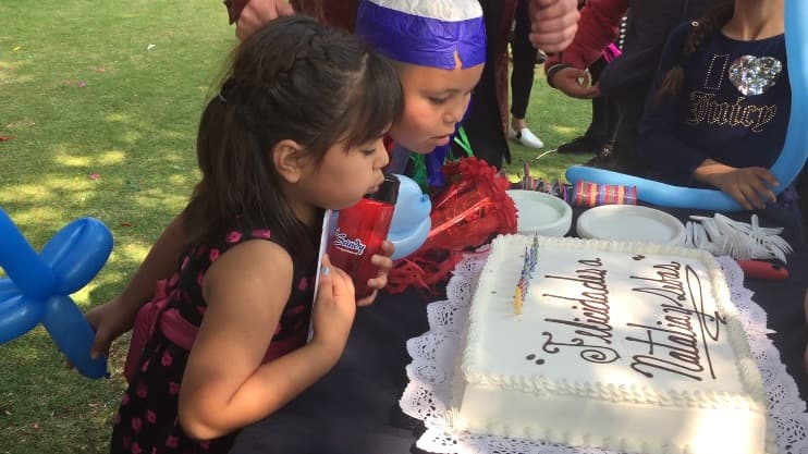 Natalia y su hermanito apagaron las velas del pastel.
