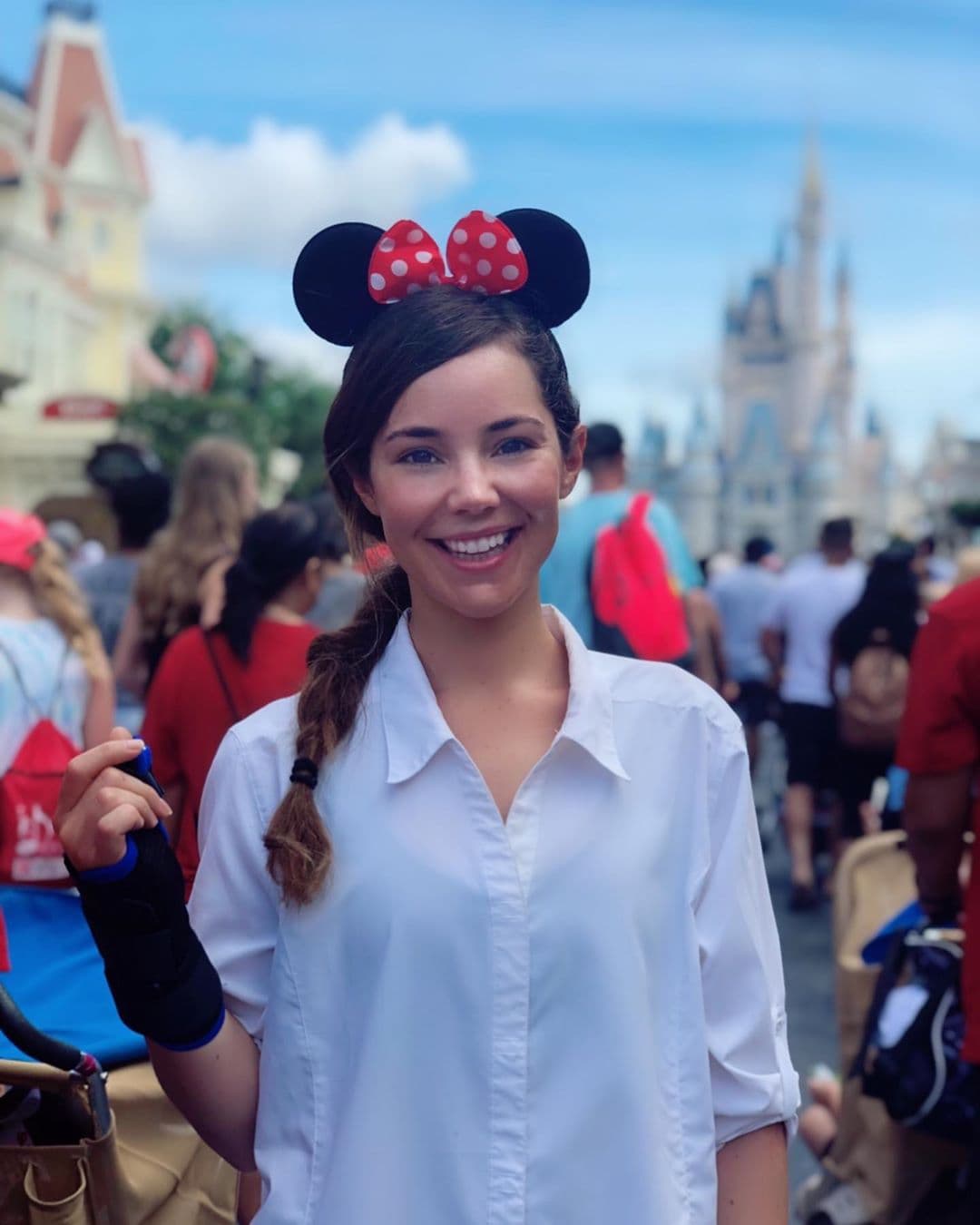 “Cuando eres mamá, pero en tu esencia eres una niña en Walt Disney World”, indicó como descripción de las fotos que fueron tomadas por su hijo. La actriz aparece sonriendo ante la cámara y luciendo las típicas orejitas de Minnie Mouse.
