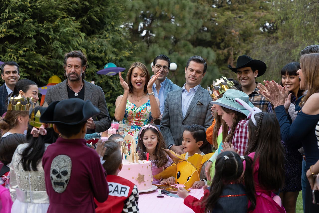Luego todos los invitados le cantaron las mañanitas a la festejada antes de partir el pastel. Nótese la cara de Fausto, quien no estaba feliz de convivir con los 'traileros'.